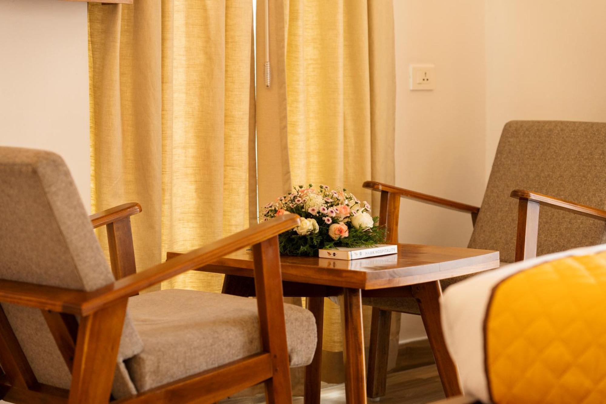 Solo Inn By Hawk Hospitality Kochi Buitenkant foto