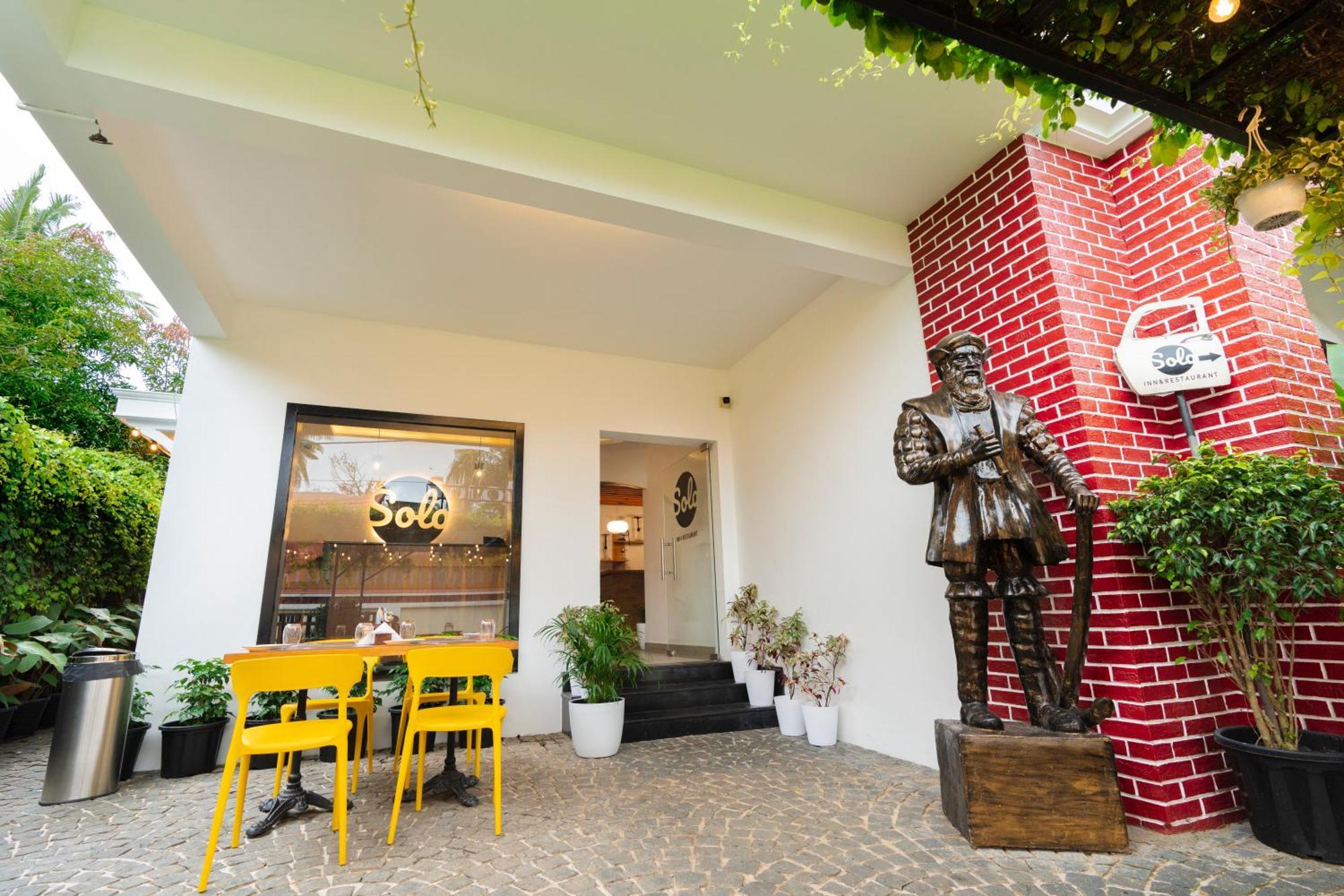 Solo Inn By Hawk Hospitality Kochi Buitenkant foto