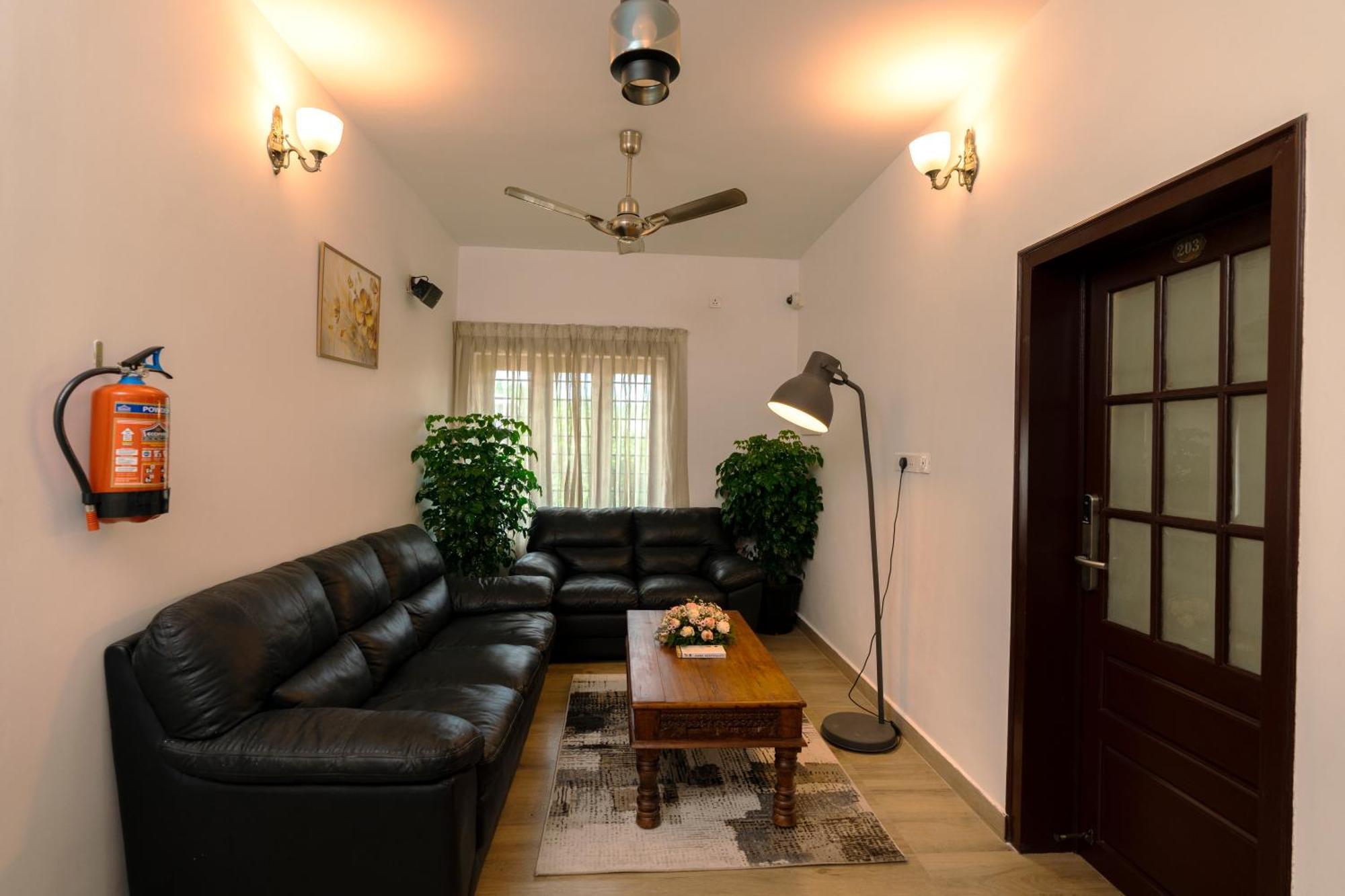 Solo Inn By Hawk Hospitality Kochi Buitenkant foto