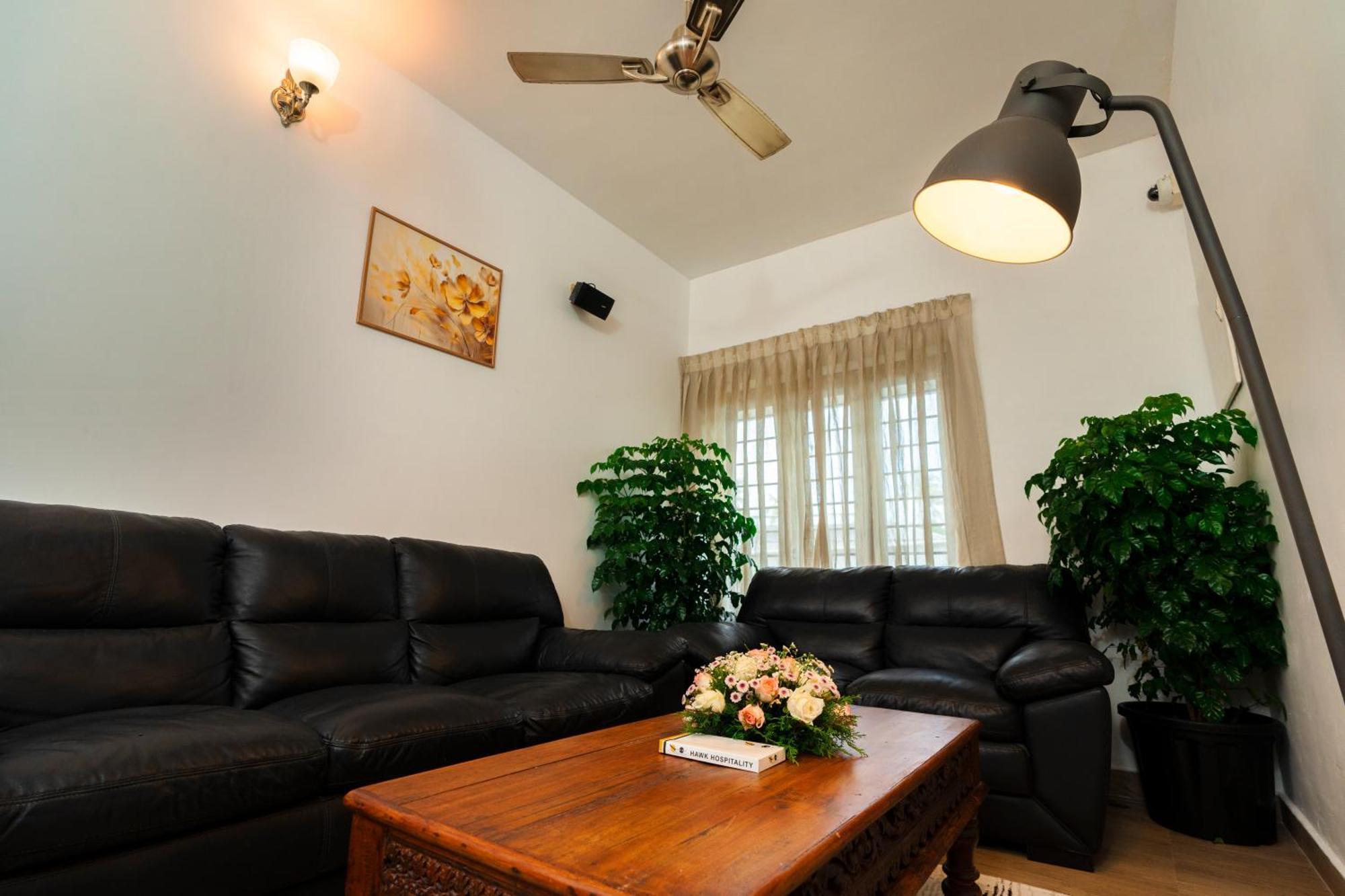 Solo Inn By Hawk Hospitality Kochi Buitenkant foto
