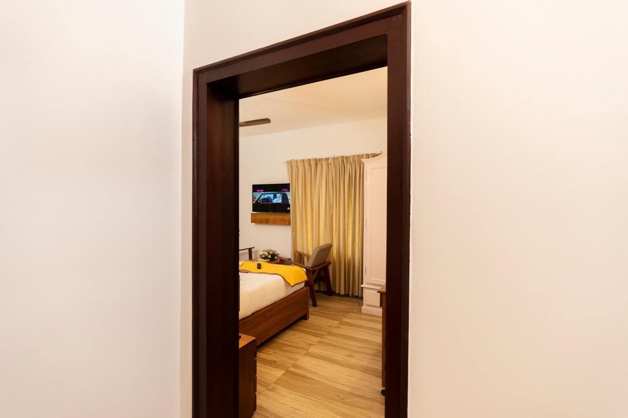 Solo Inn By Hawk Hospitality Kochi Buitenkant foto