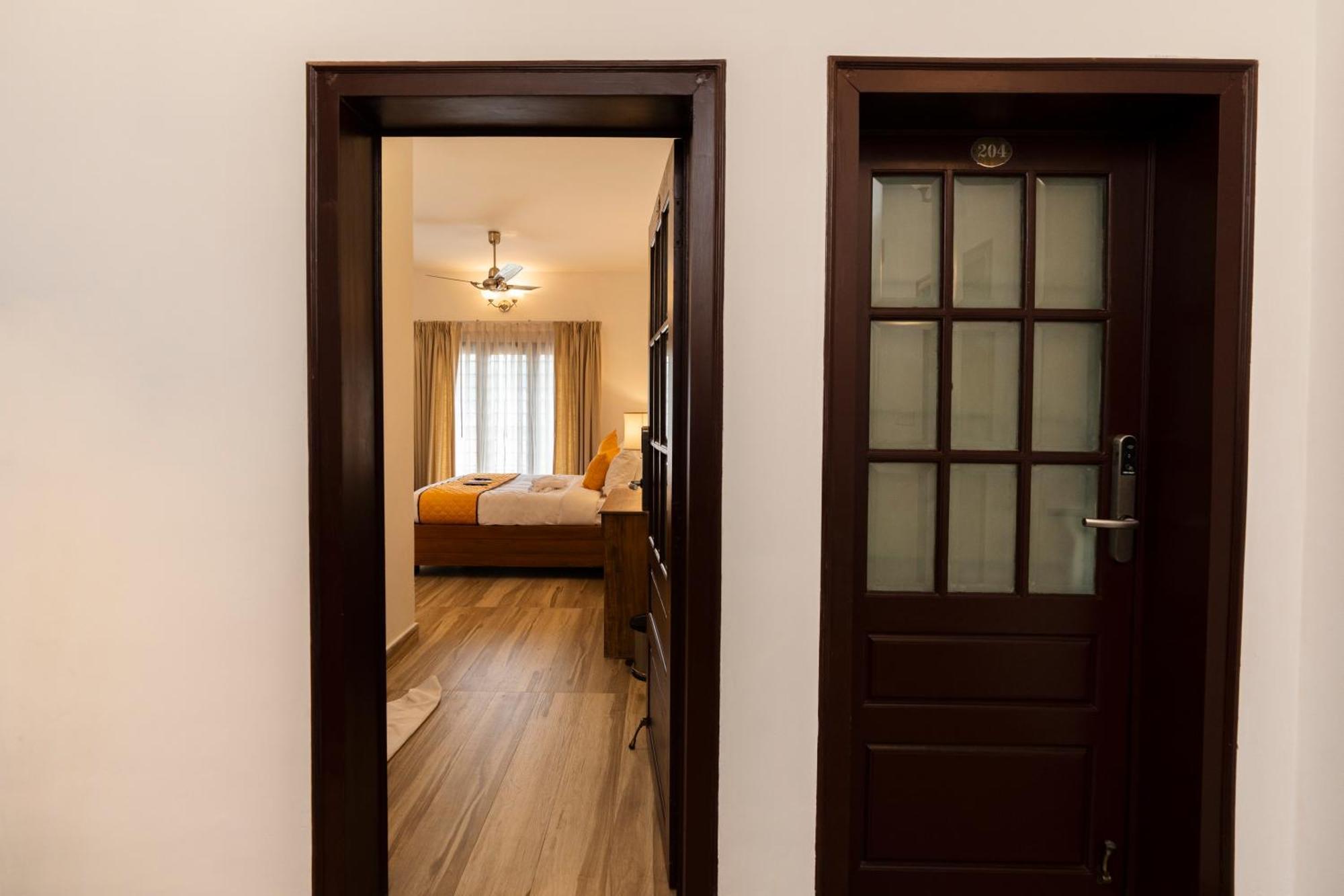 Solo Inn By Hawk Hospitality Kochi Buitenkant foto