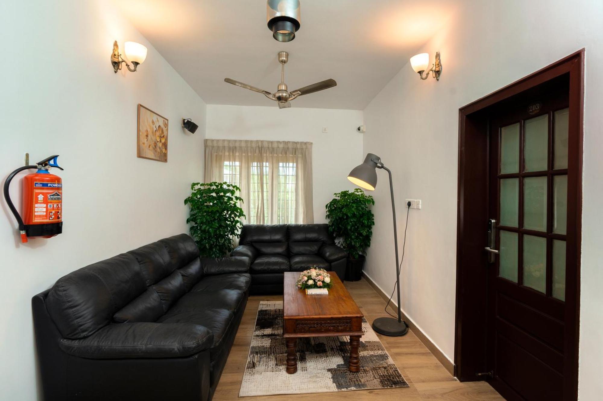 Solo Inn By Hawk Hospitality Kochi Buitenkant foto