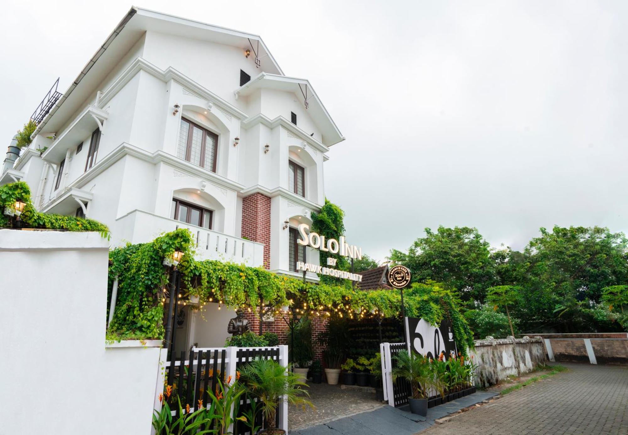 Solo Inn By Hawk Hospitality Kochi Buitenkant foto