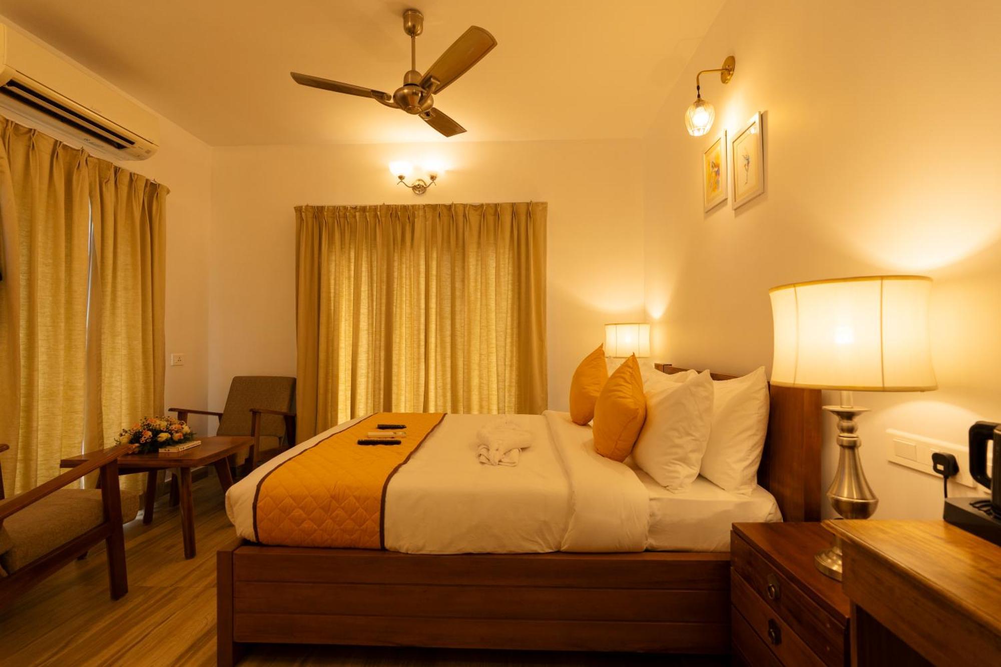 Solo Inn By Hawk Hospitality Kochi Buitenkant foto