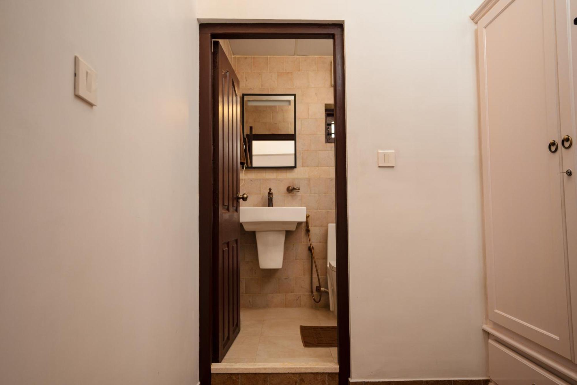 Solo Inn By Hawk Hospitality Kochi Buitenkant foto