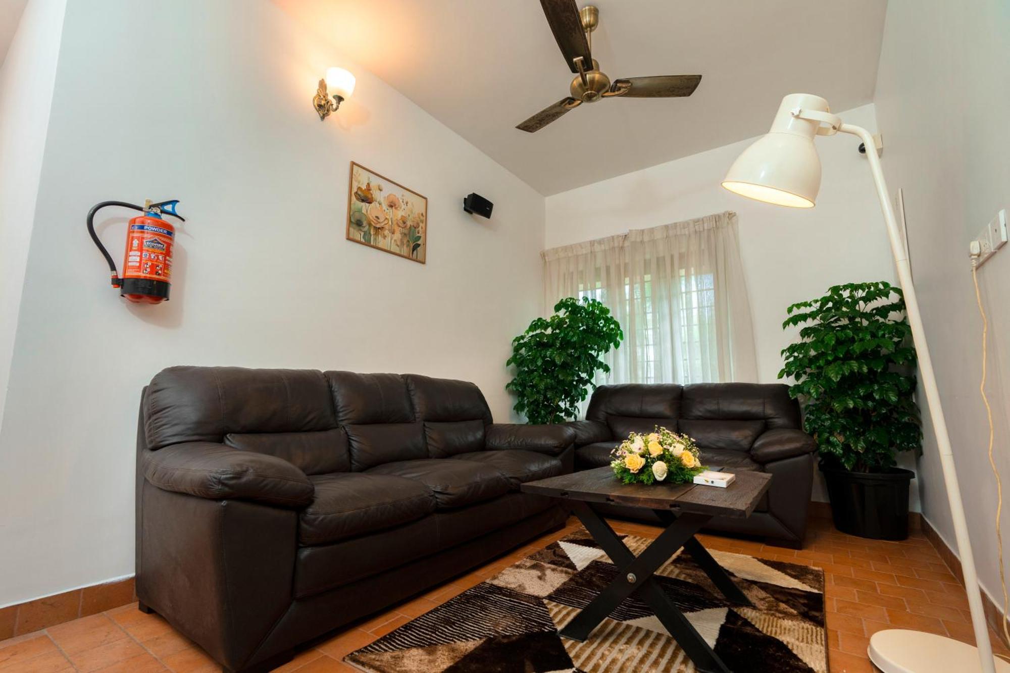 Solo Inn By Hawk Hospitality Kochi Buitenkant foto