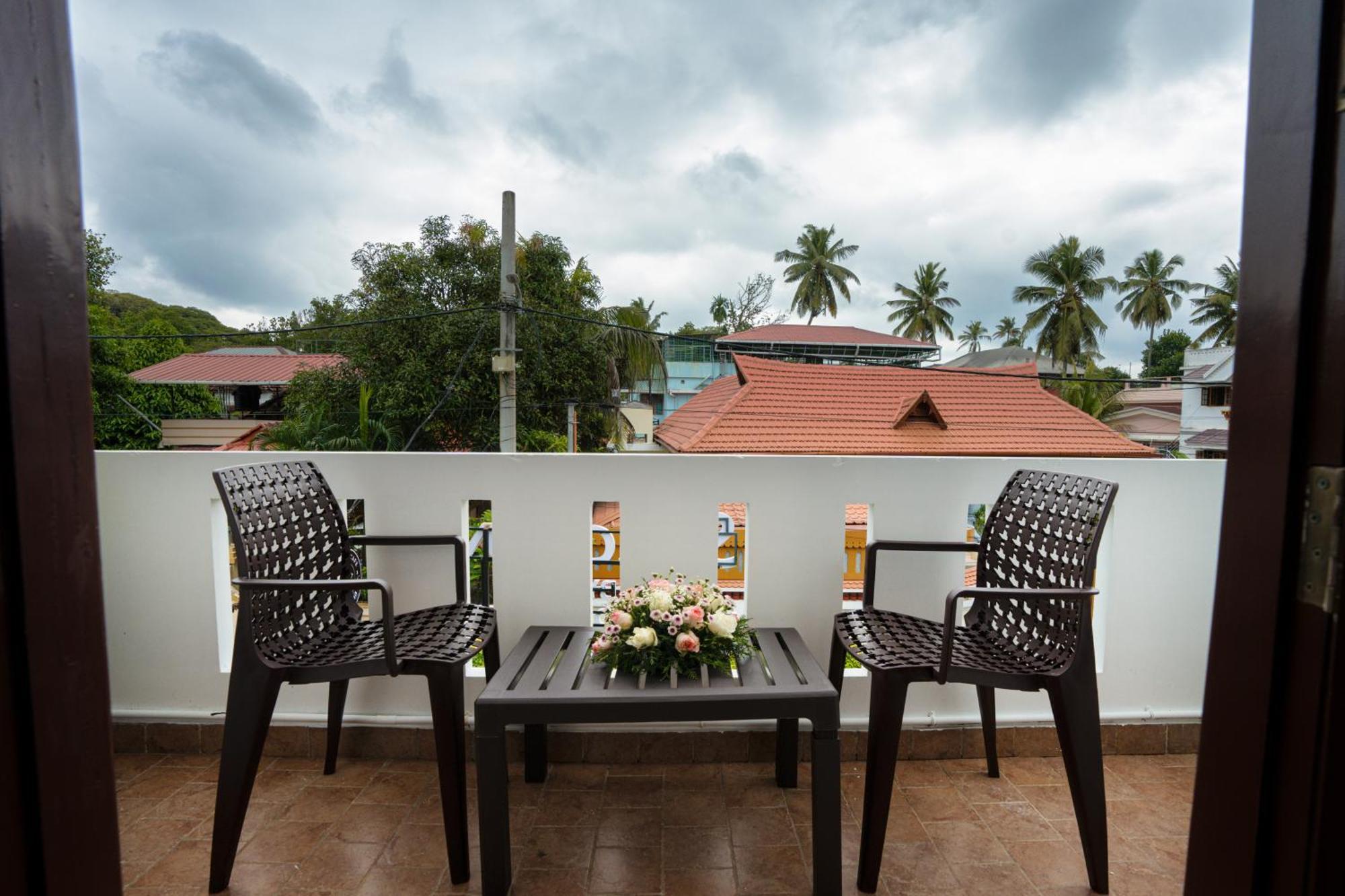 Solo Inn By Hawk Hospitality Kochi Buitenkant foto