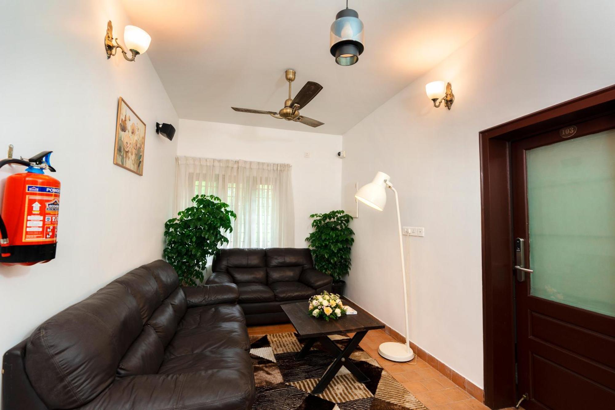 Solo Inn By Hawk Hospitality Kochi Buitenkant foto