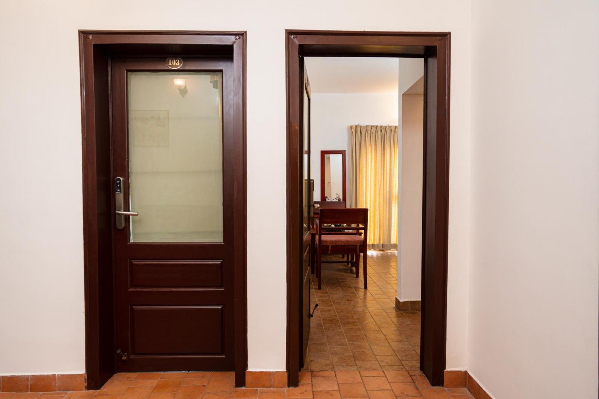 Solo Inn By Hawk Hospitality Kochi Buitenkant foto