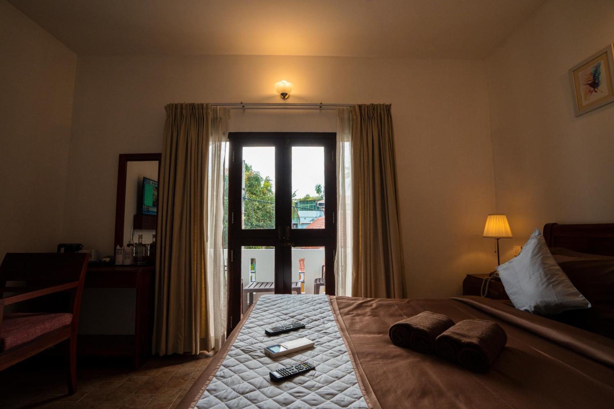 Solo Inn By Hawk Hospitality Kochi Buitenkant foto