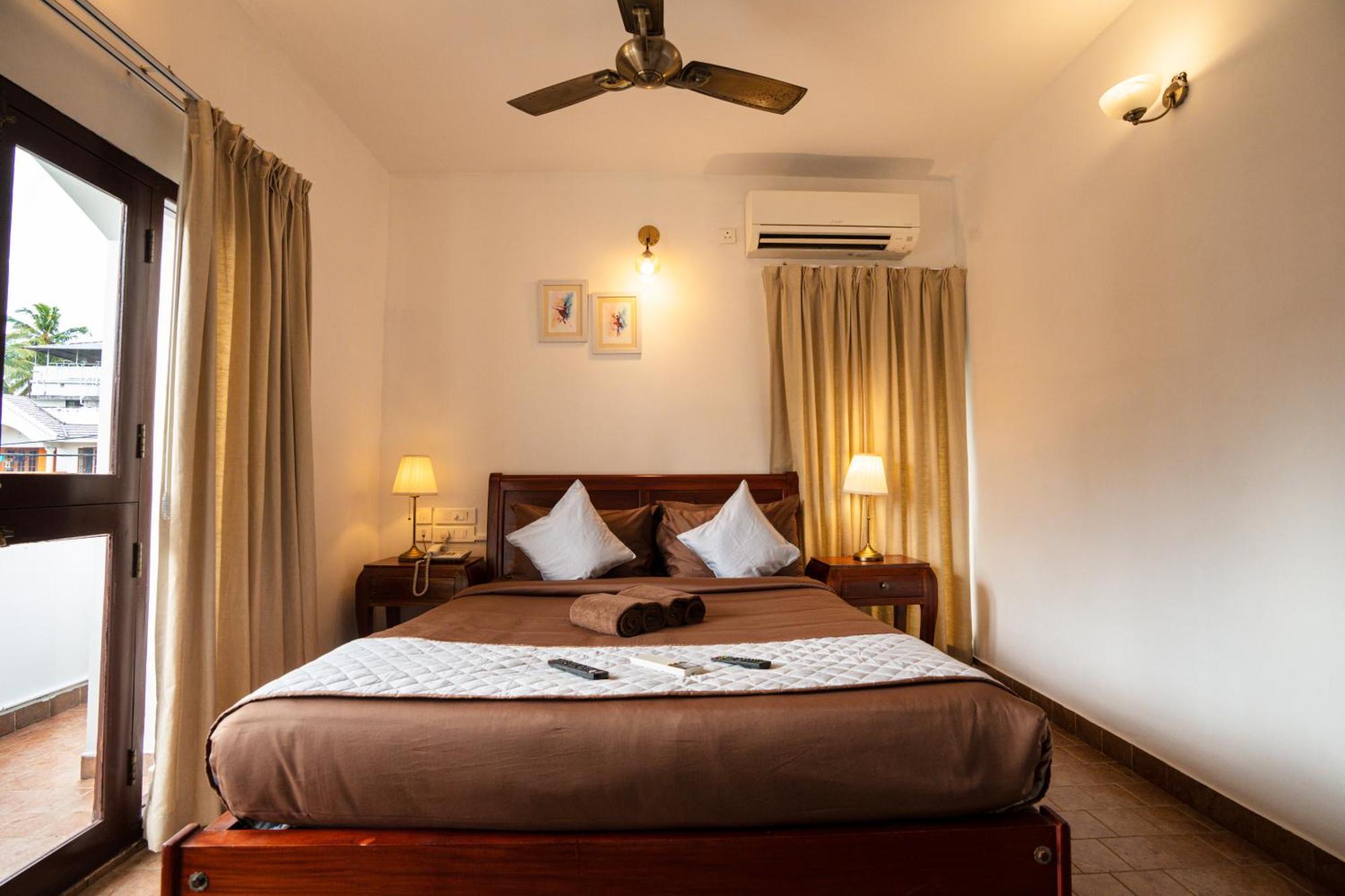 Solo Inn By Hawk Hospitality Kochi Buitenkant foto