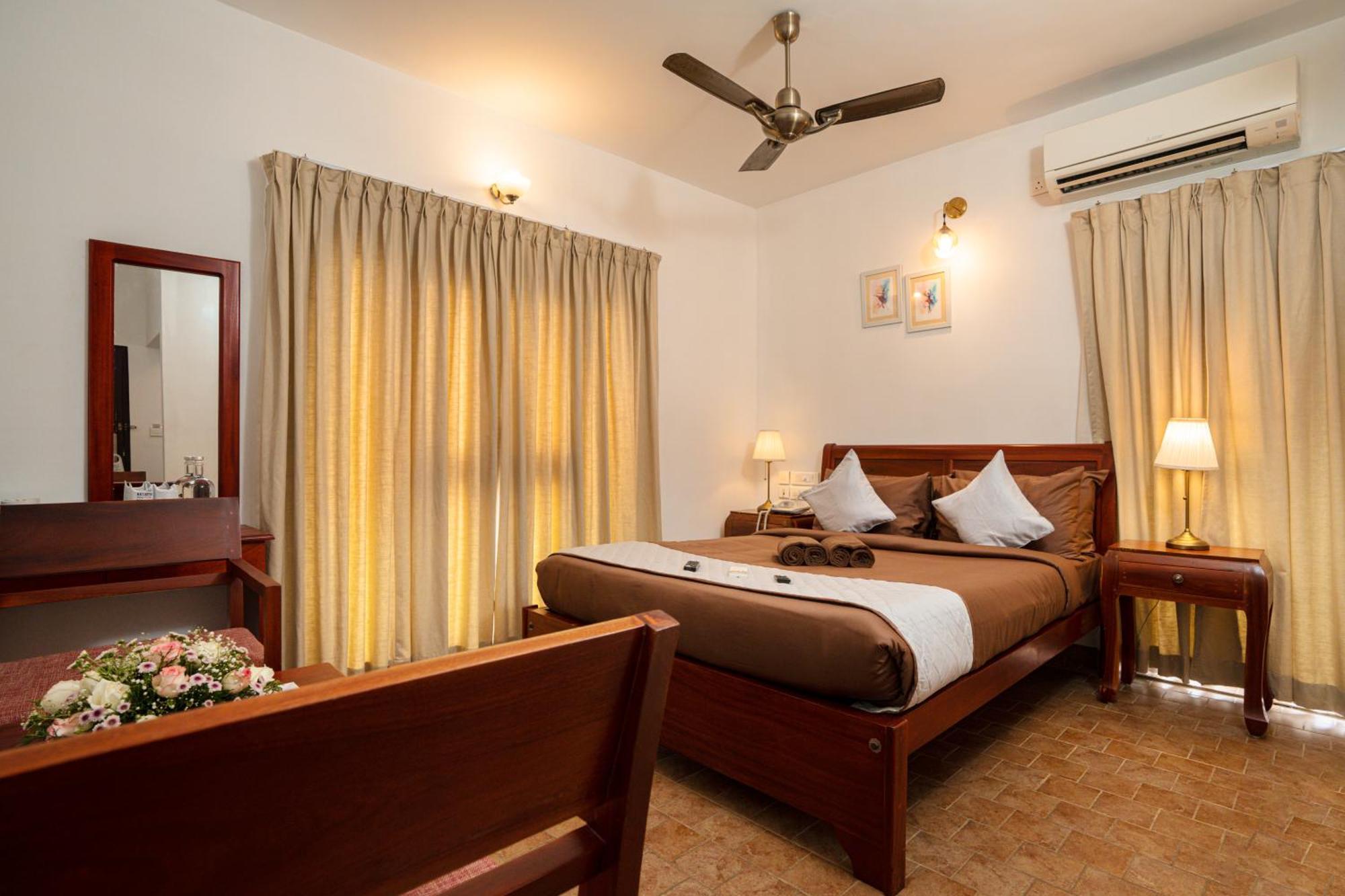 Solo Inn By Hawk Hospitality Kochi Buitenkant foto